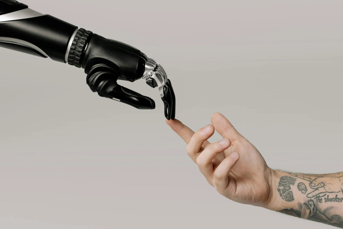Persona interactuando con un robot