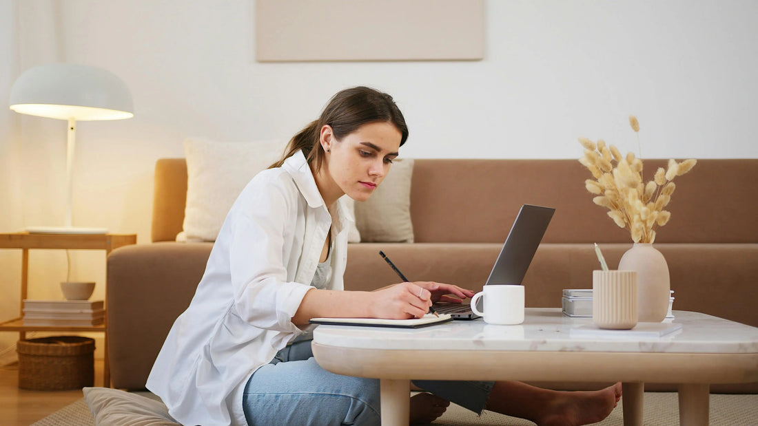 Mujer joven estudiando con su ordenador portátil